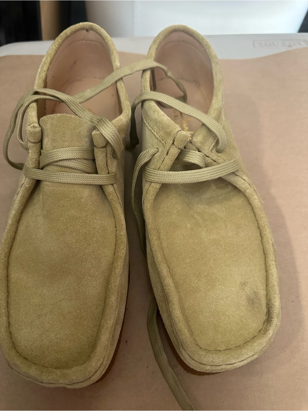 Clarks Wallabees low cut Suede Lace-Up Moccasins in Light Olive